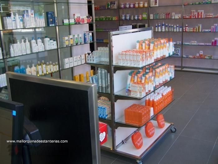 Una farmacia con muchos productos en los estantes