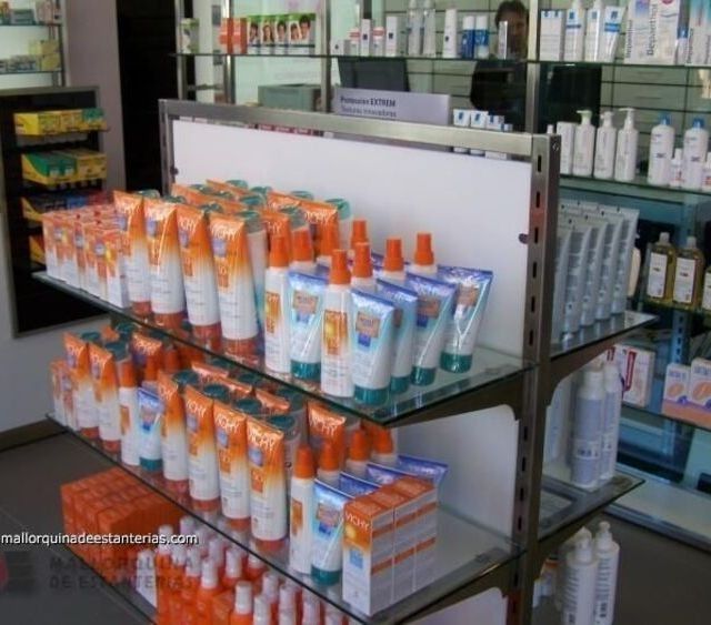 Una exhibición de tubos de protector solar y botellas de spray en una tienda
