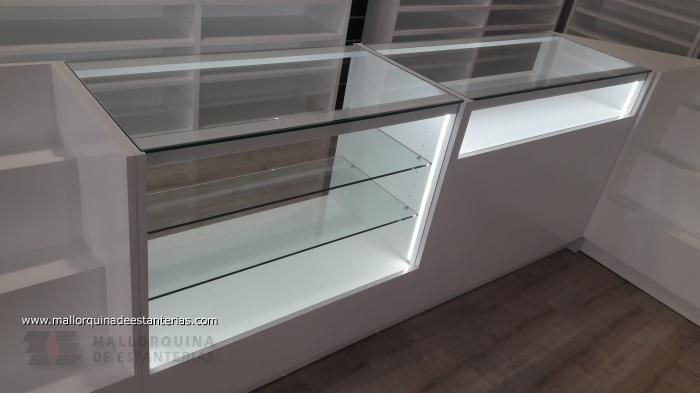 Una vitrina con tapa de cristal y estantes en una habitación.