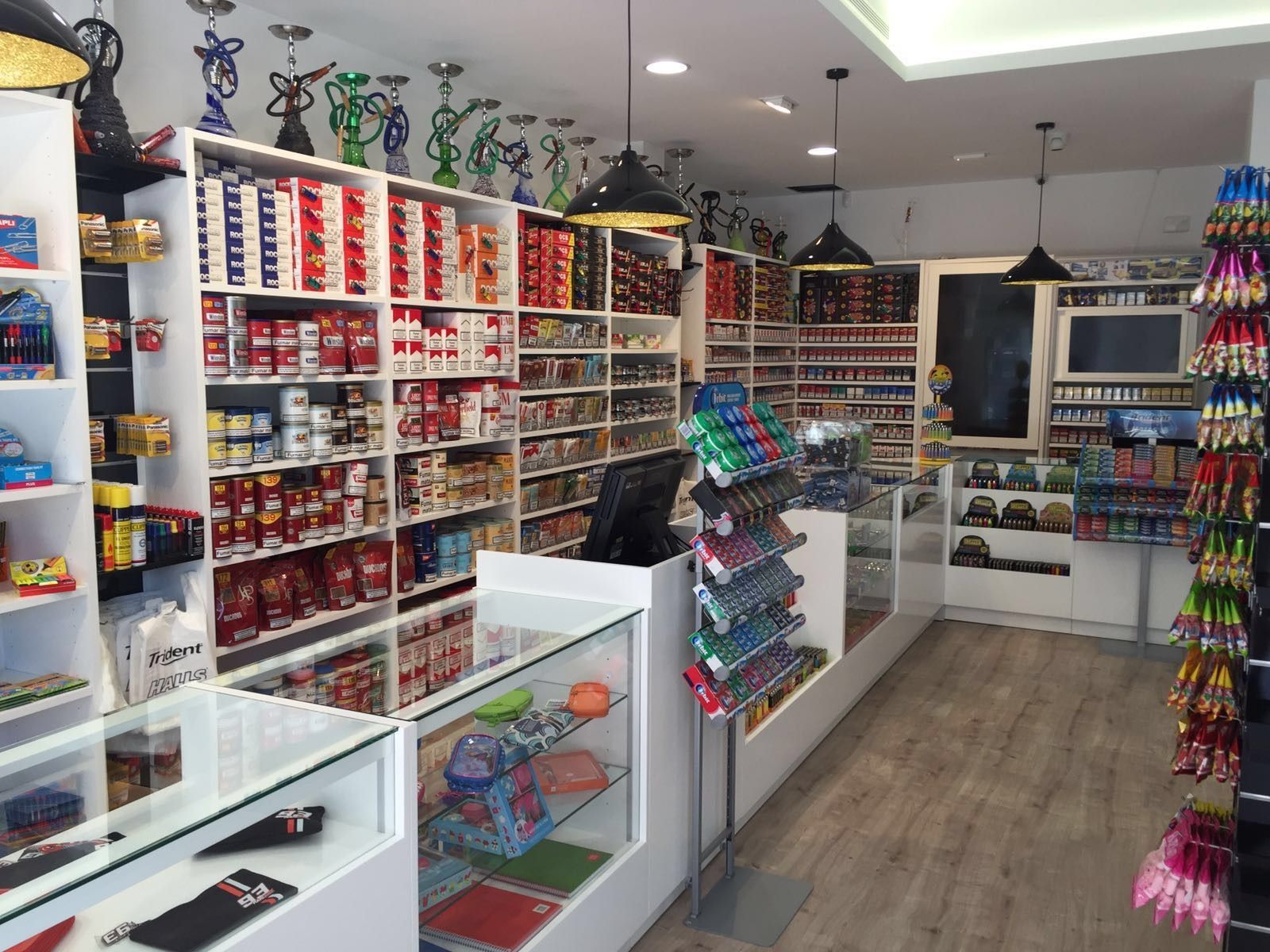 Una tienda llena de muchos productos, incluidas pipas de agua.