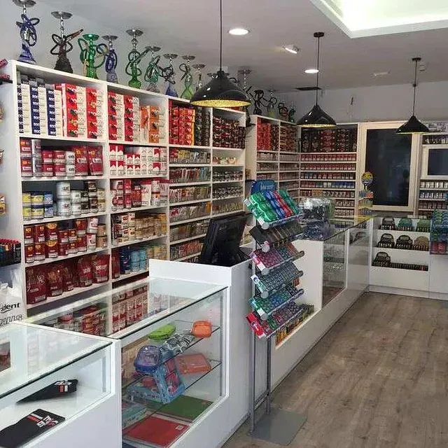 Una tienda llena de muchos productos, incluidas pipas de agua.