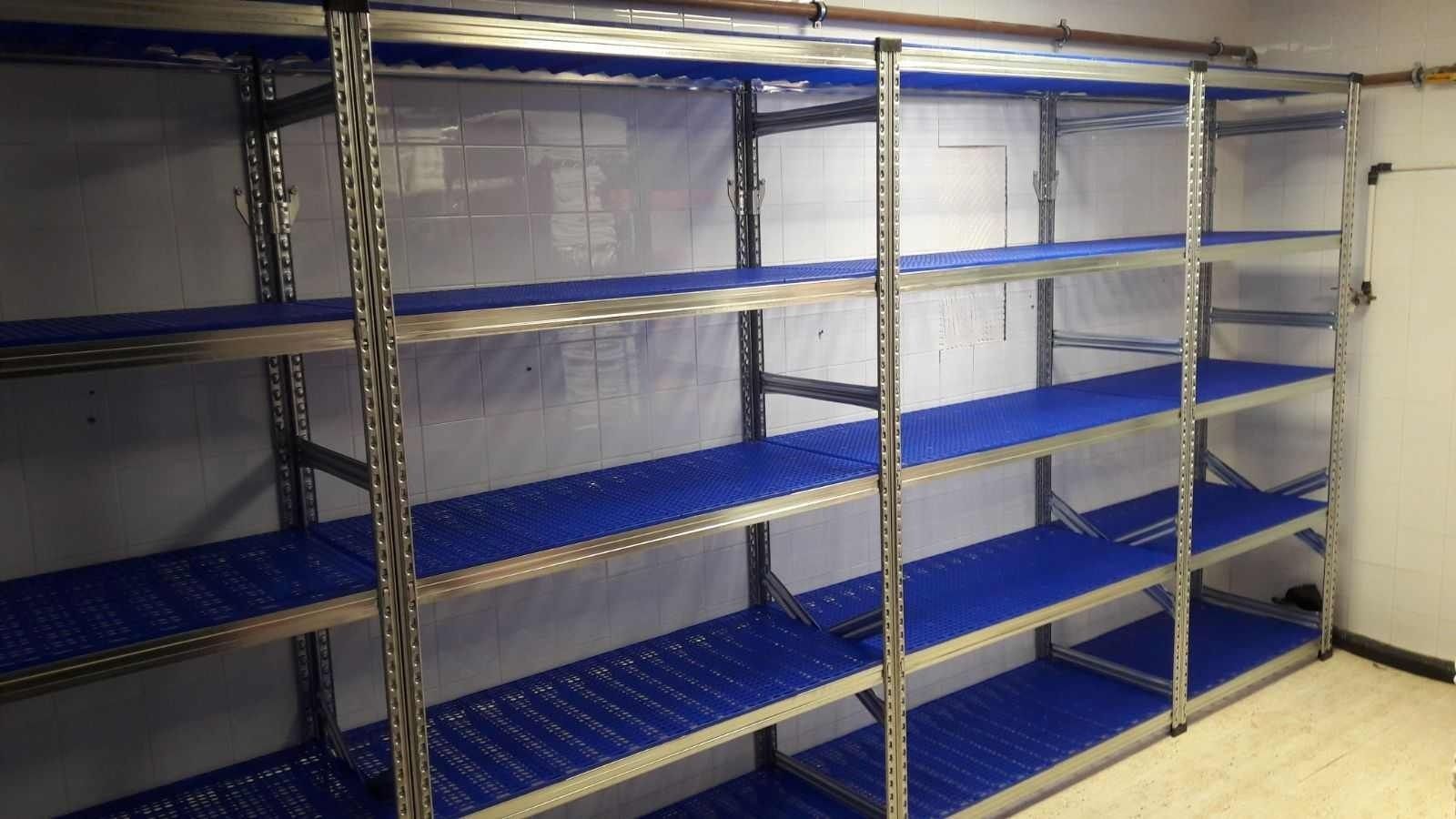 Una habitación con muchos estantes azules y una pared blanca.