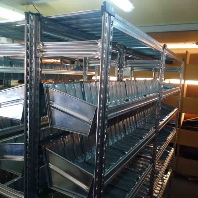 Un almacén lleno de muchos estantes y contenedores.