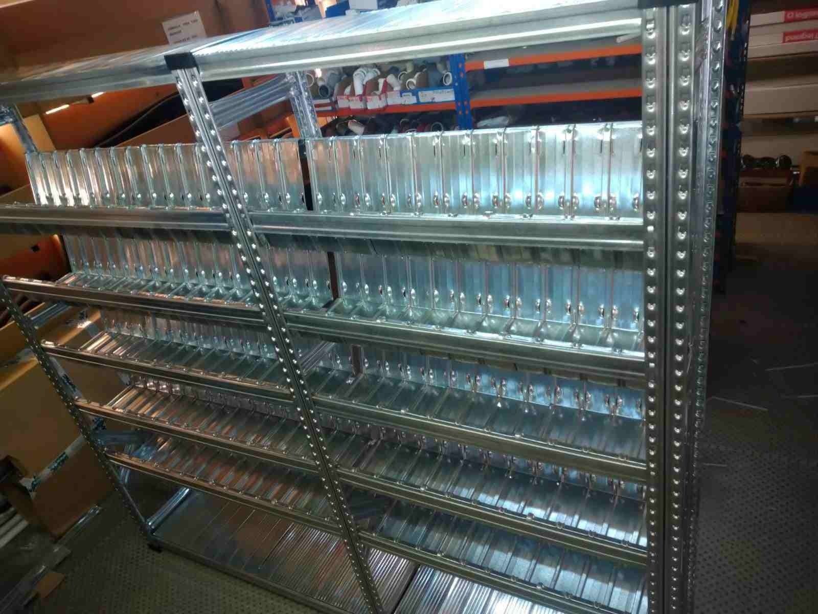 Un almacén lleno de muchos estantes y cajas.