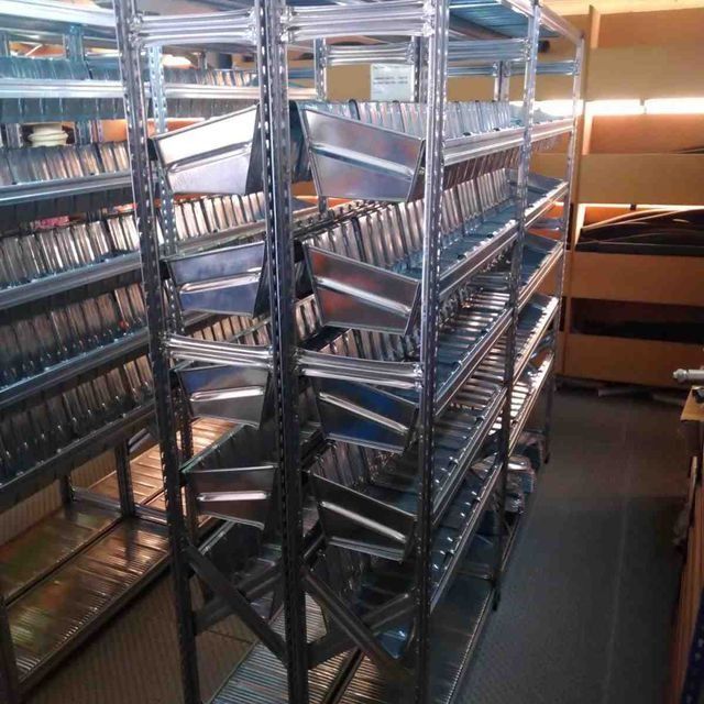 Un almacén lleno de muchos estantes y contenedores.