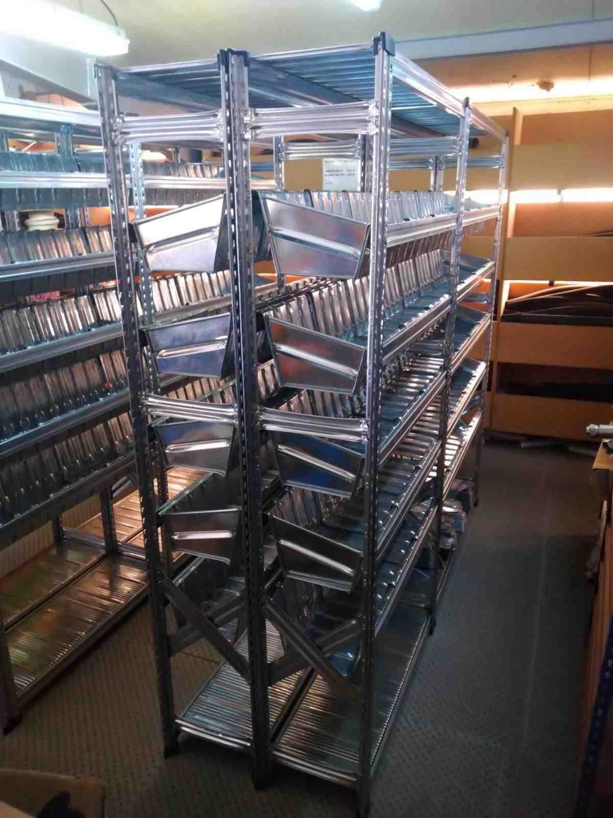 Un almacén lleno de muchos estantes y cajas.