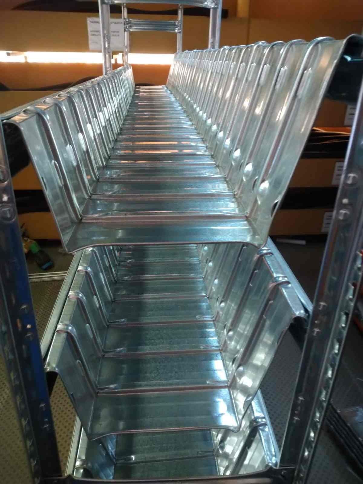 Una escalera de metal está colocada encima de un estante de metal.