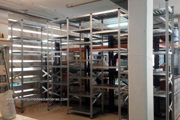 Una habitación llena de muchos estantes y una escalera.