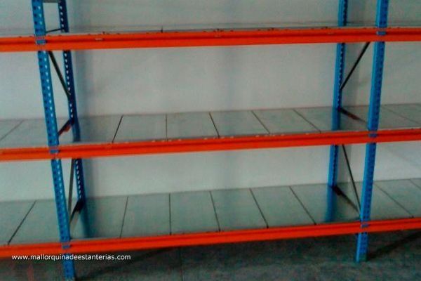 Una estantería azul y naranja con la página web www.haloguinaestante.com en la esquina