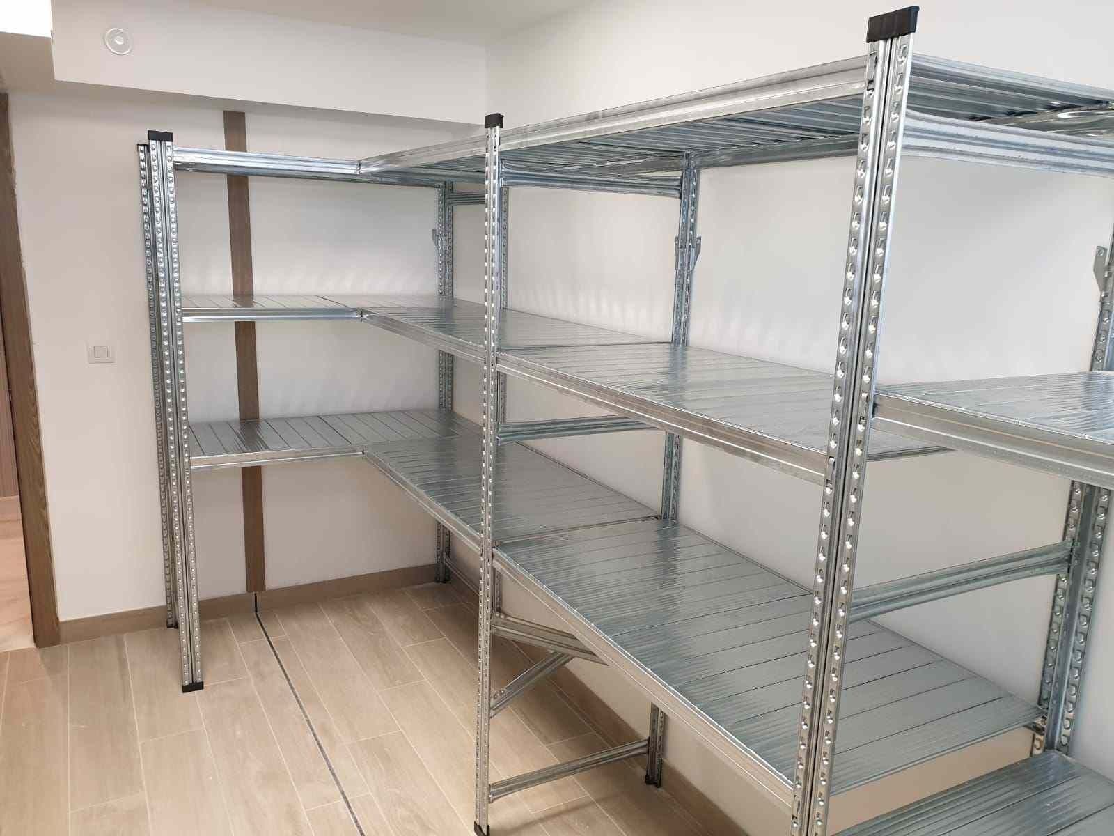 Una habitación con muchos estantes y suelo de madera.