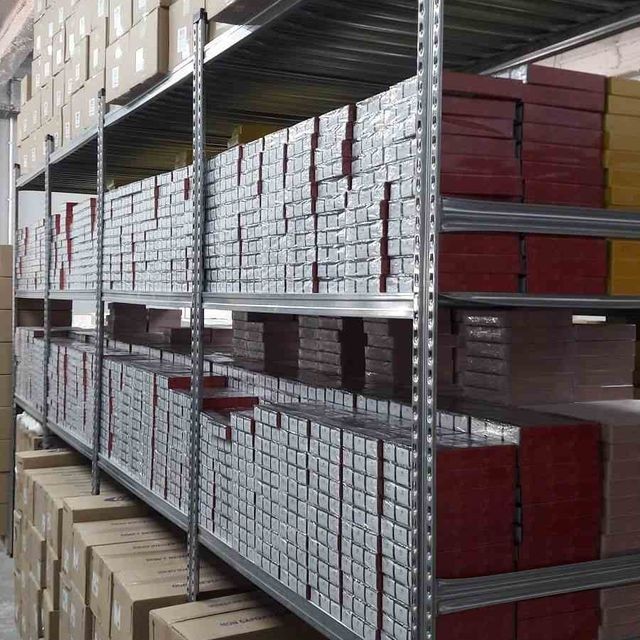 Un almacén lleno de muchas cajas y estantes.