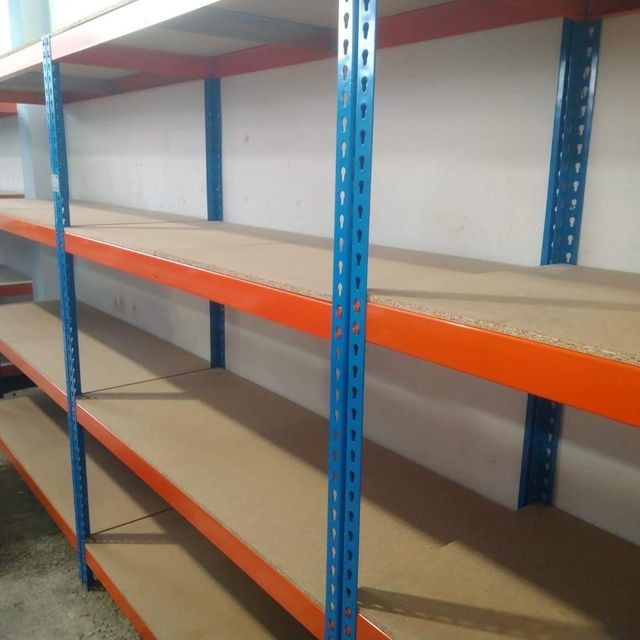 Una fila de estantes vacíos en un almacén