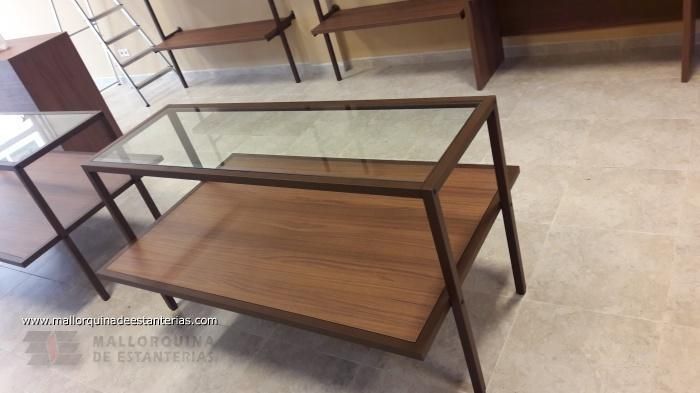 Una mesa de centro de cristal con un estante de madera debajo.