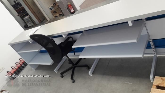 Un escritorio con una silla encima en una habitación.