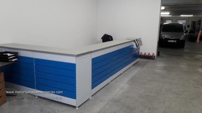 Un mostrador de recepción azul y blanco en un estacionamiento.