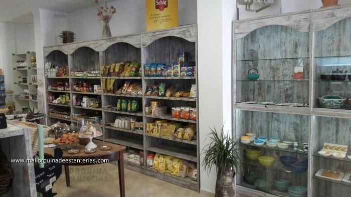 Una tienda llena de muchos estantes y vitrinas de cristal.