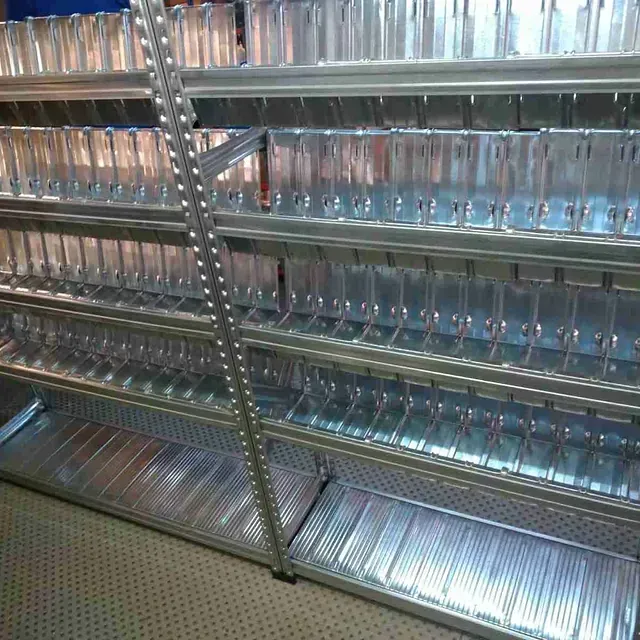 Una fila de estantes de metal llenos de botellas vacías.