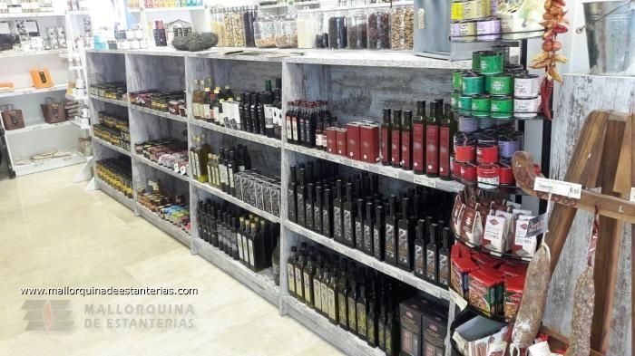 Una tienda llena de estantes repletos de botellas y frascos.