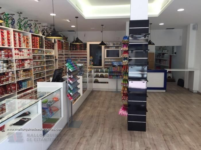 El interior de una tienda con muchos estantes y expositores.