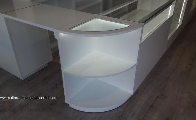 Una esquina de un mostrador con una luz encendida