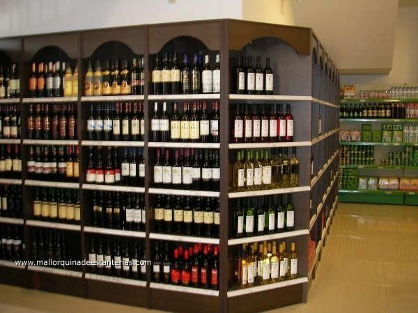 Un rincón de una tienda lleno de muchas botellas de vino.