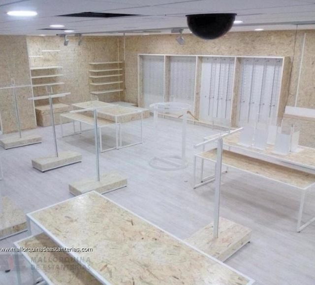 Una habitación grande con muchas mesas y estantes.