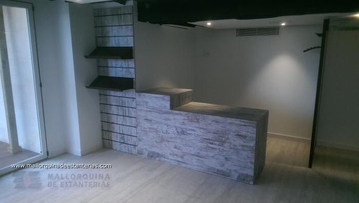 Una habitación vacía con un mostrador en el medio.