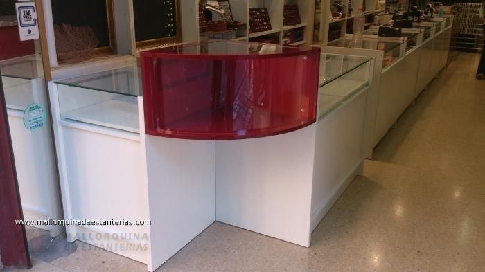 Hay un mostrador rojo en el medio de una tienda.