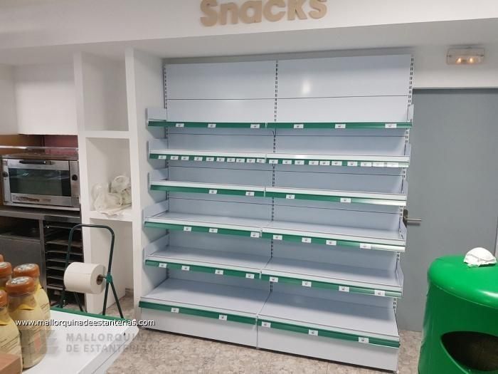 Una tienda con estantes vacíos y un cartel que dice snacks