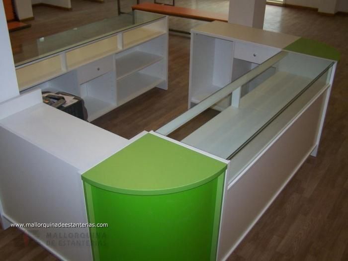 Un mostrador verde y blanco con una vitrina de cristal.