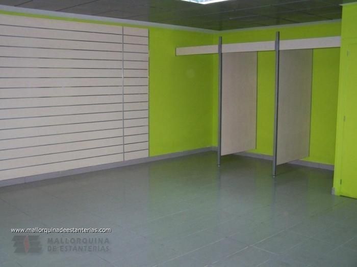 Una habitación vacía con paredes verdes y blancas