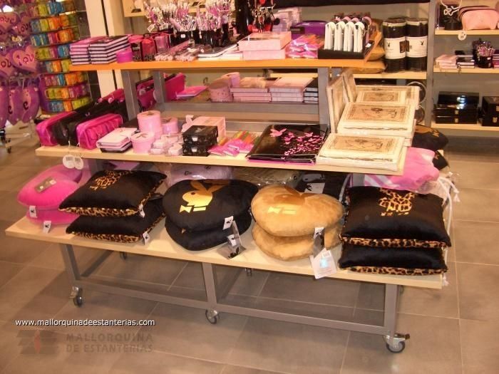 Una exhibición de almohadas rosas y negras en una tienda.