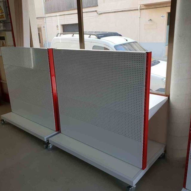 Una furgoneta blanca está estacionada frente a un escaparate de una tienda.