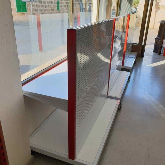 Una fila de estantes en una tienda con un borde rojo.