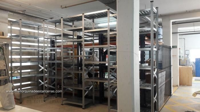 Un almacén lleno de muchos estantes y cajas.