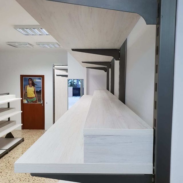 Un estante con una foto de una mujer.