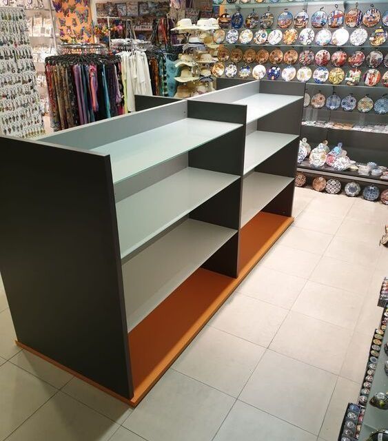 Una tienda con muchos estantes y platos en la pared.