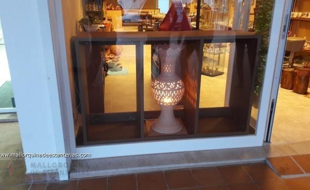 Un estante con una lámpara encima en una tienda.