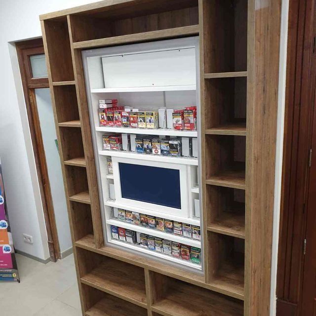 Un gran estante de madera con un televisor encima.