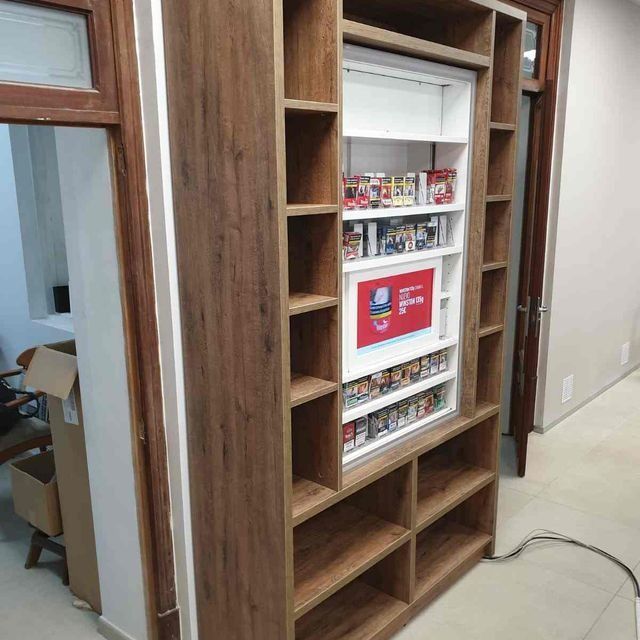 Un estante de madera con una imagen que dice 