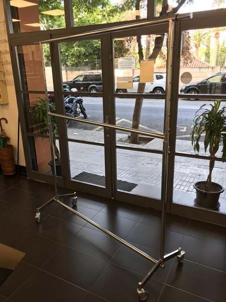 Un perchero está situado delante de una puerta de cristal.