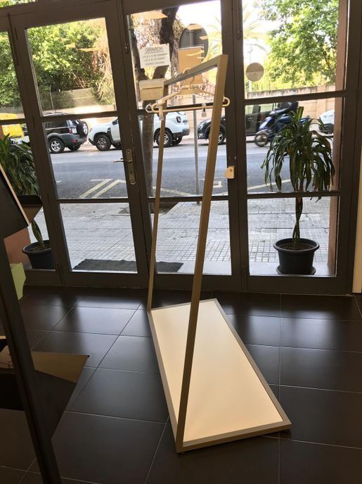 Un perchero está situado delante de una puerta de cristal.