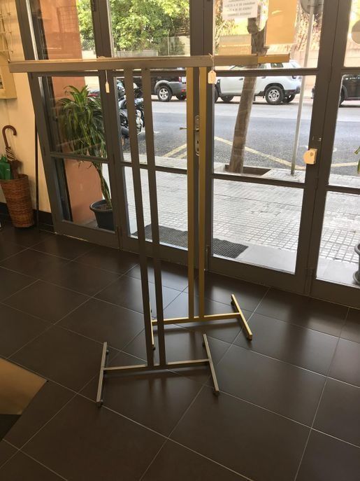 Una mesa está colocada en el suelo delante de una puerta de cristal.