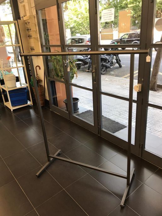 Un perchero está colocado delante de una puerta de cristal en una habitación.