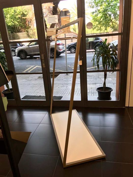 Un perchero está colocado delante de una puerta de cristal en una habitación.
