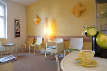 Zahnarzt erklärt etwas