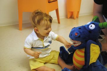 Kind bei einer Zahnbehandlung