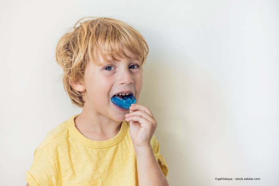 Kind mit einer Zahnschiene