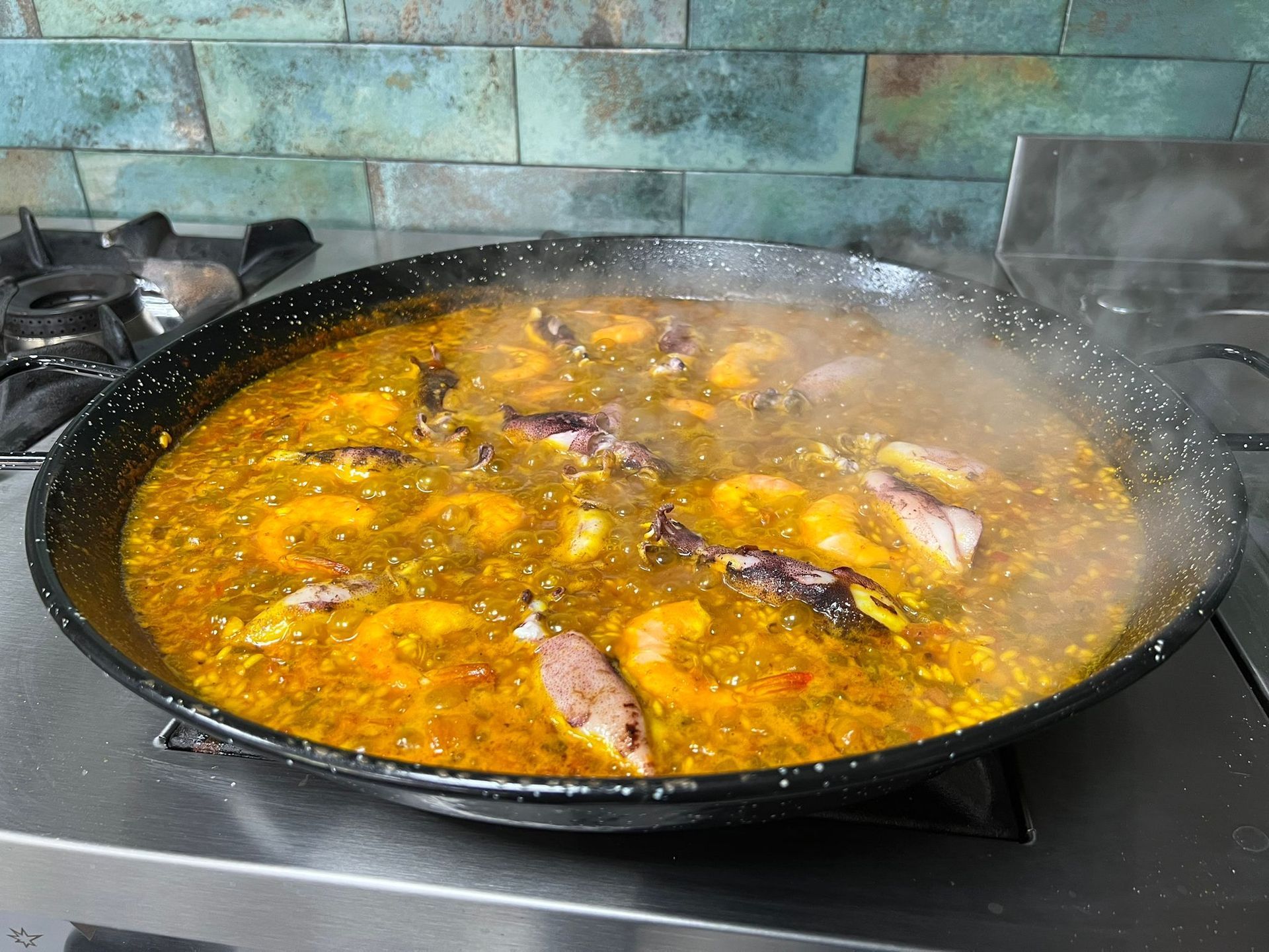 Una sartén con comida se está cocinando en una estufa.