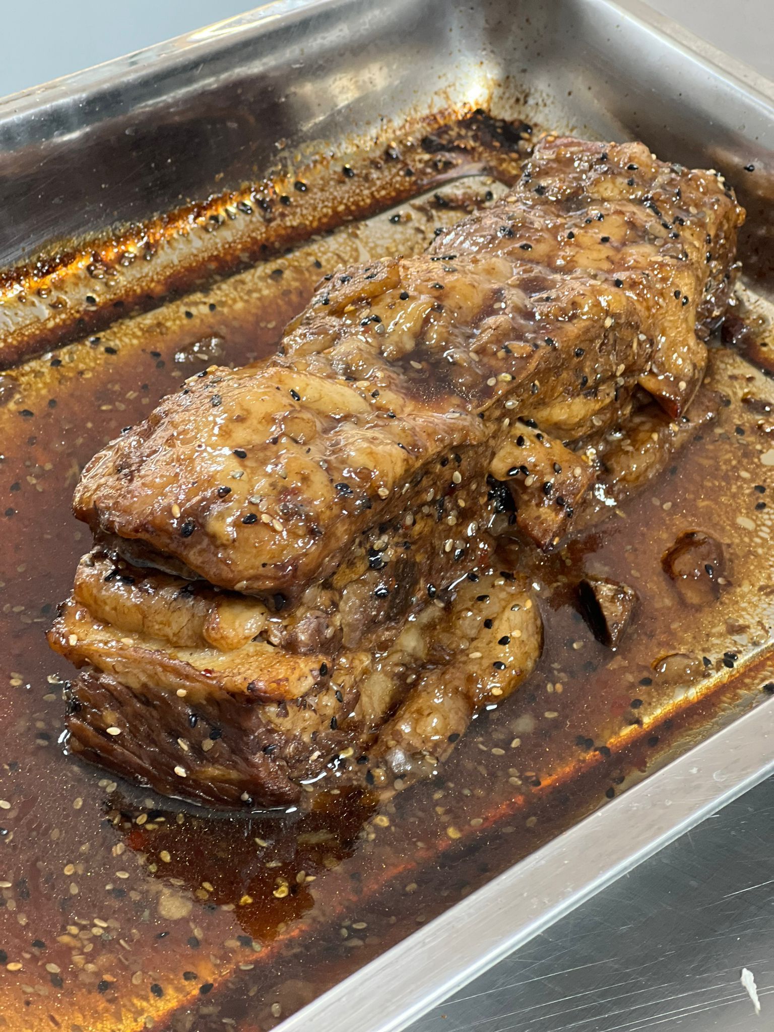 Un primer plano de un trozo de carne en una sartén.